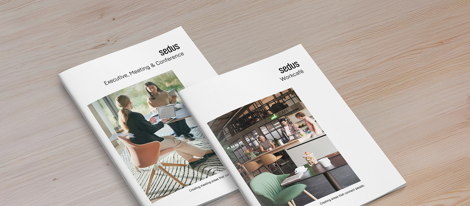 Zwei Sedus Broschüren auf einem Holztisch, eine zeigt ein Meeting mit zwei Personen, die andere ein modernes Büro mit Sitzbereichen