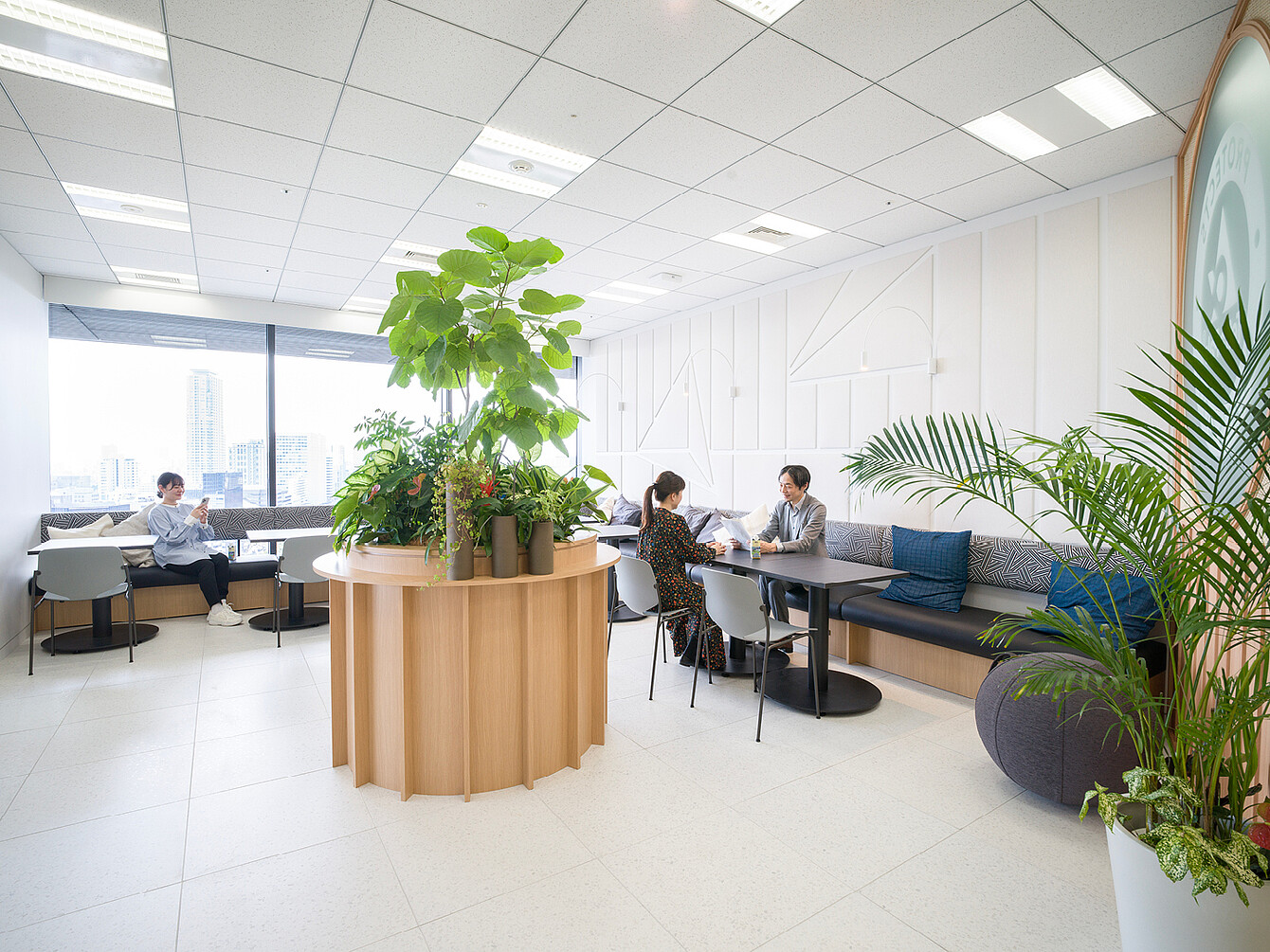 Common room for individual work, breaks, and socializing (Tokyo)