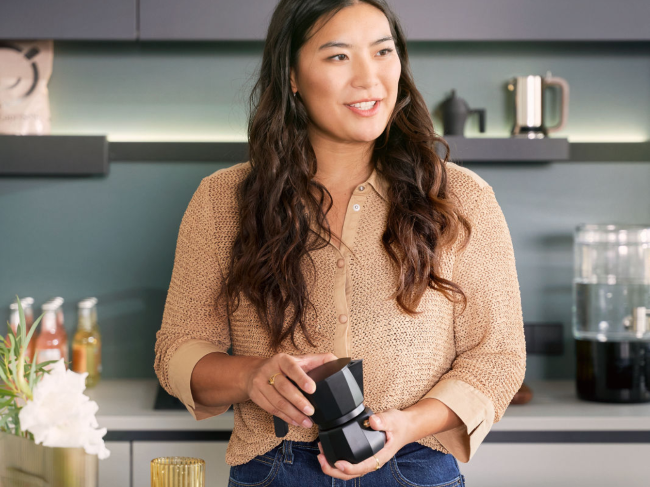 woman in se:cafe bar