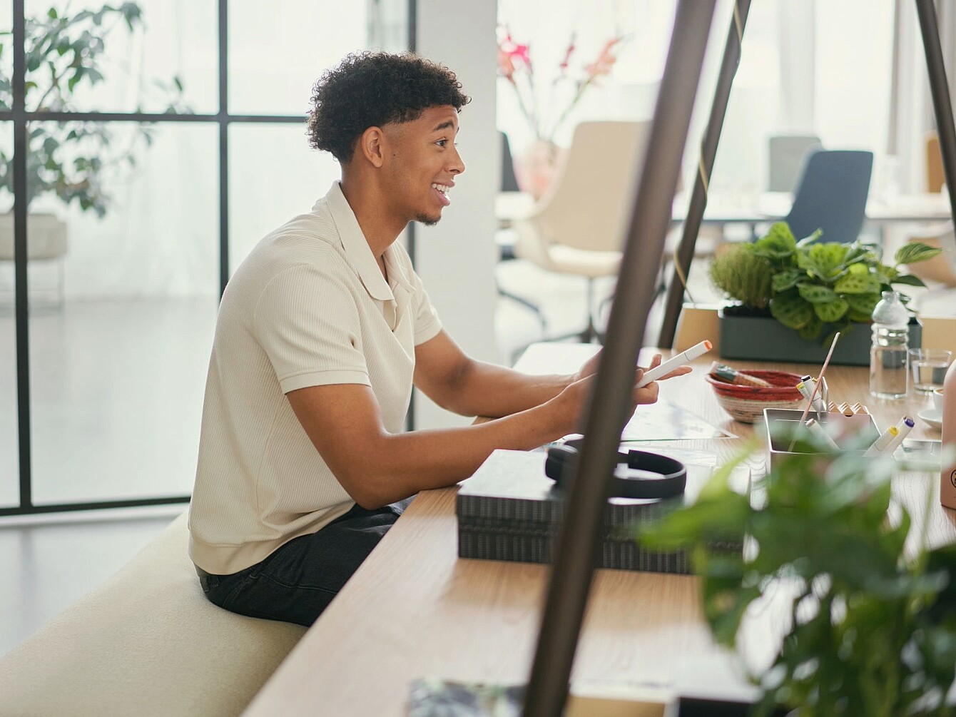 Colleague sitting at se:lab island