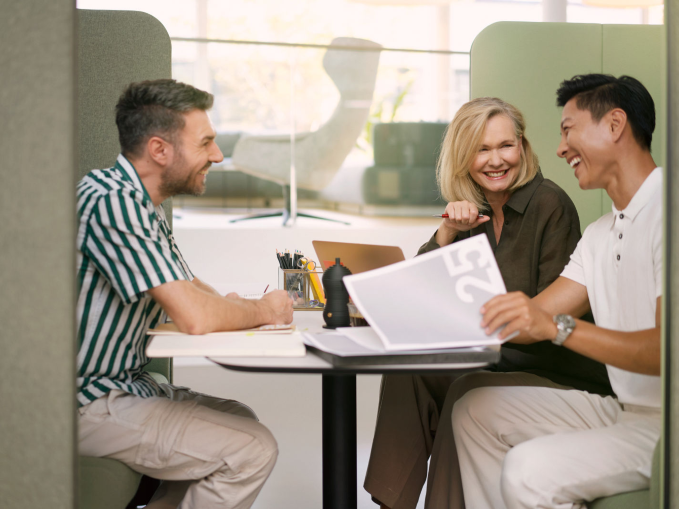 colleagues are sitting in the se:hive