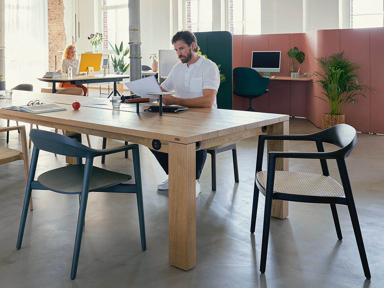 Man sitting at the Sedus se:café team table