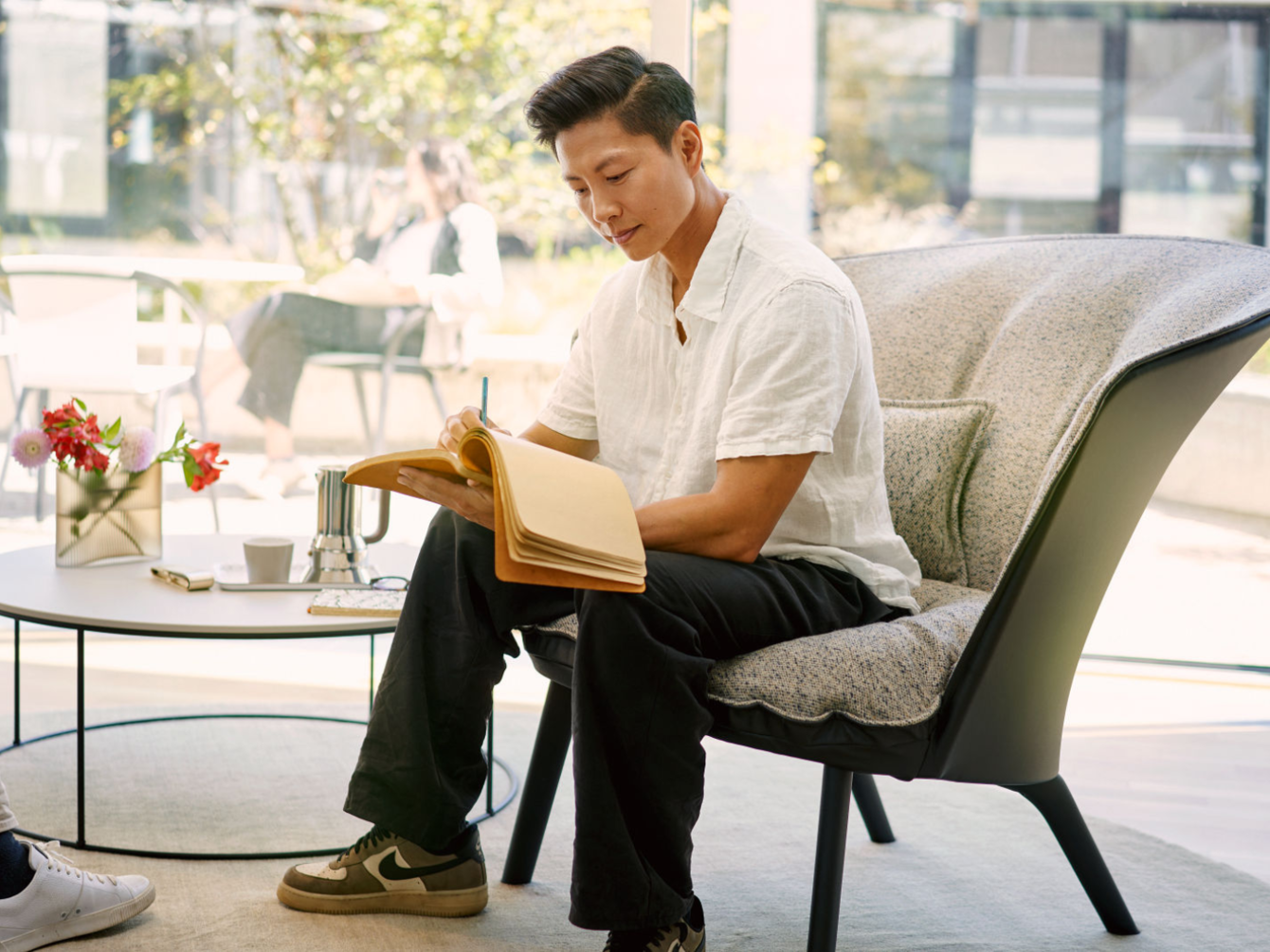 A man is reading a book in se:cove