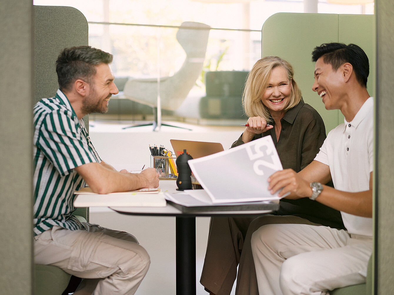 people sitting in se:hive