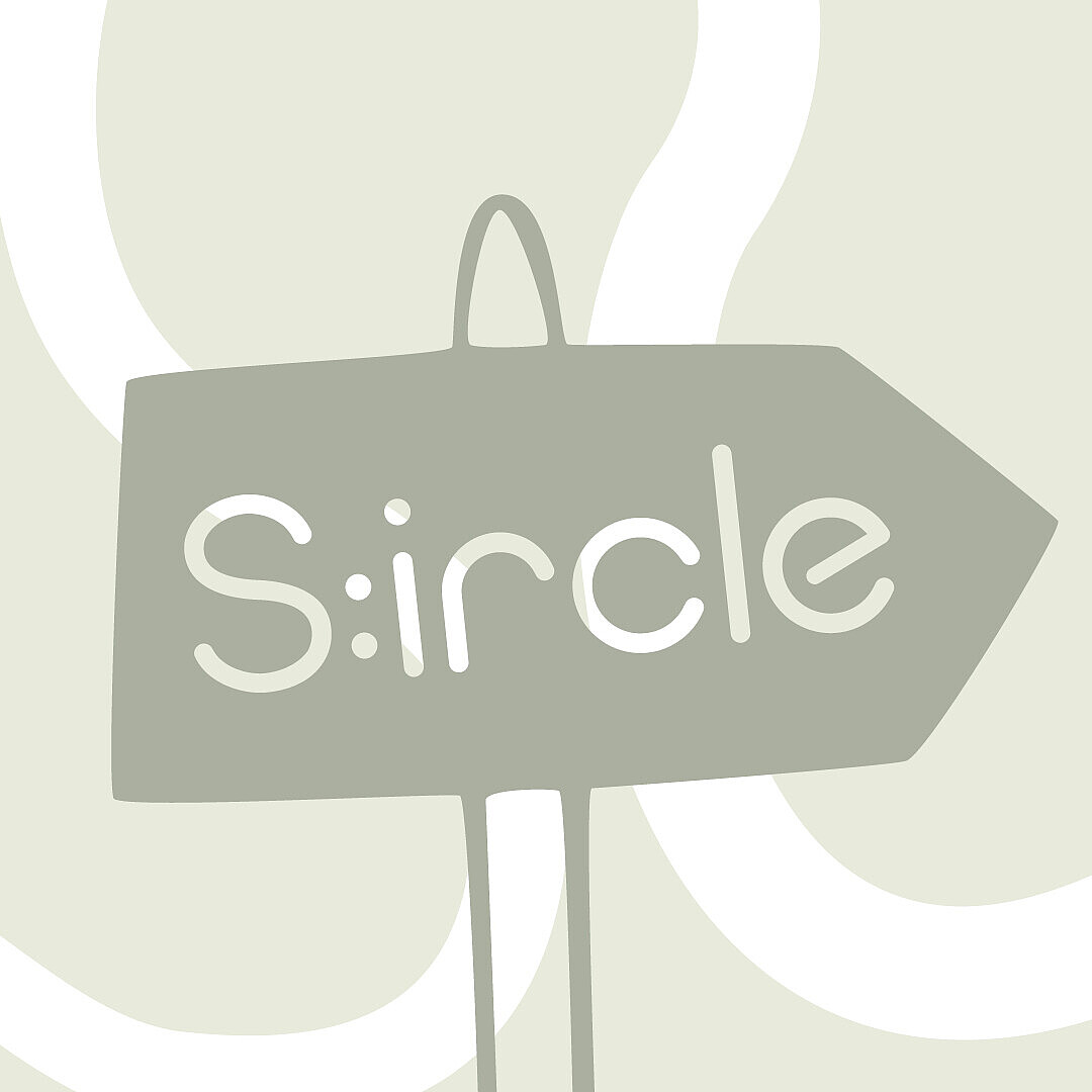 Wegweiser mit der Aufschrift 'S:ircle' vor einem hellen, geschwungenen Linienhintergrund