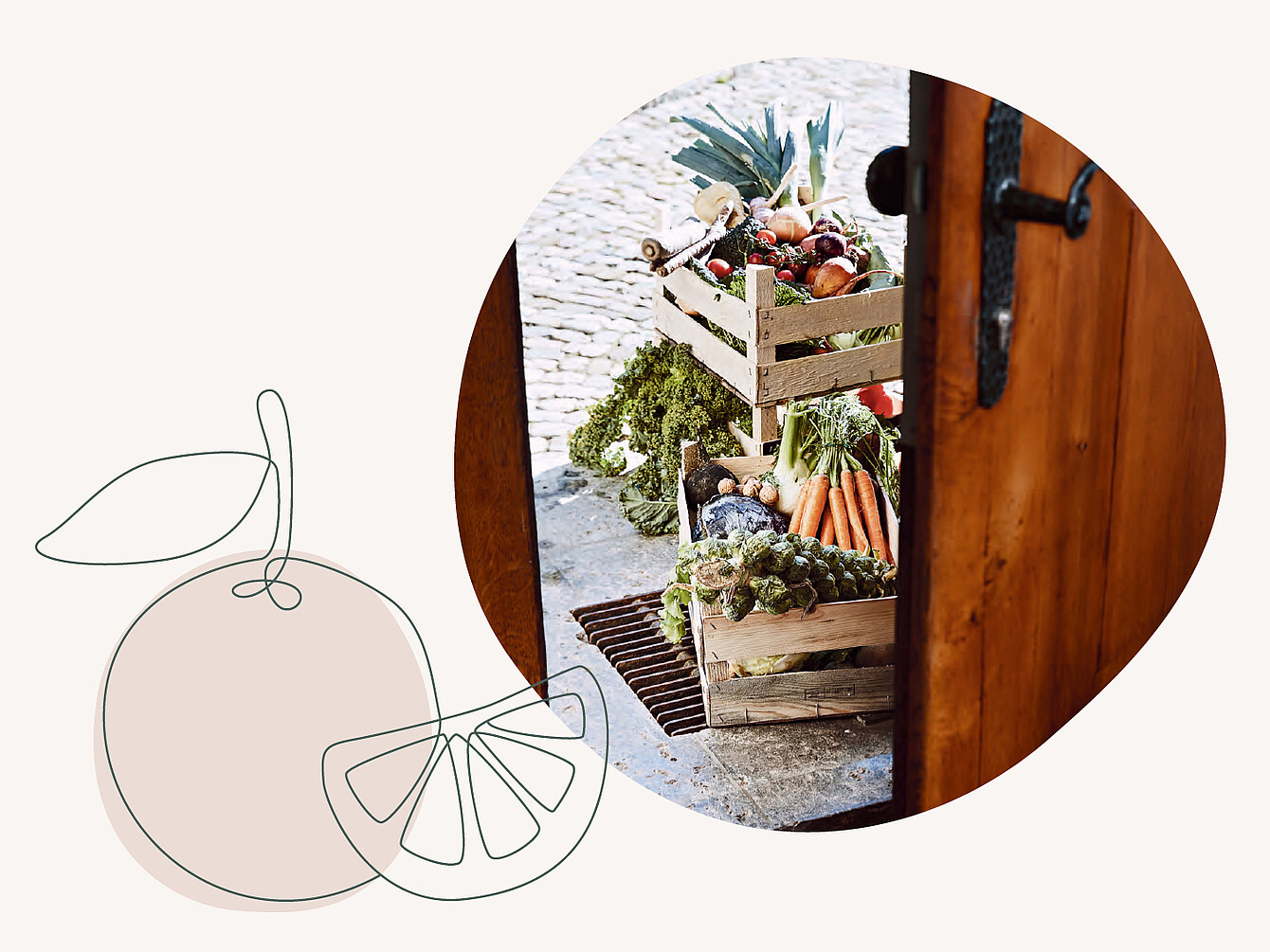 Offene Holztür mit Blick auf zwei Holzkisten voller frischem Gemüse wie Karotten, Lauch und Pilze auf Steinboden.