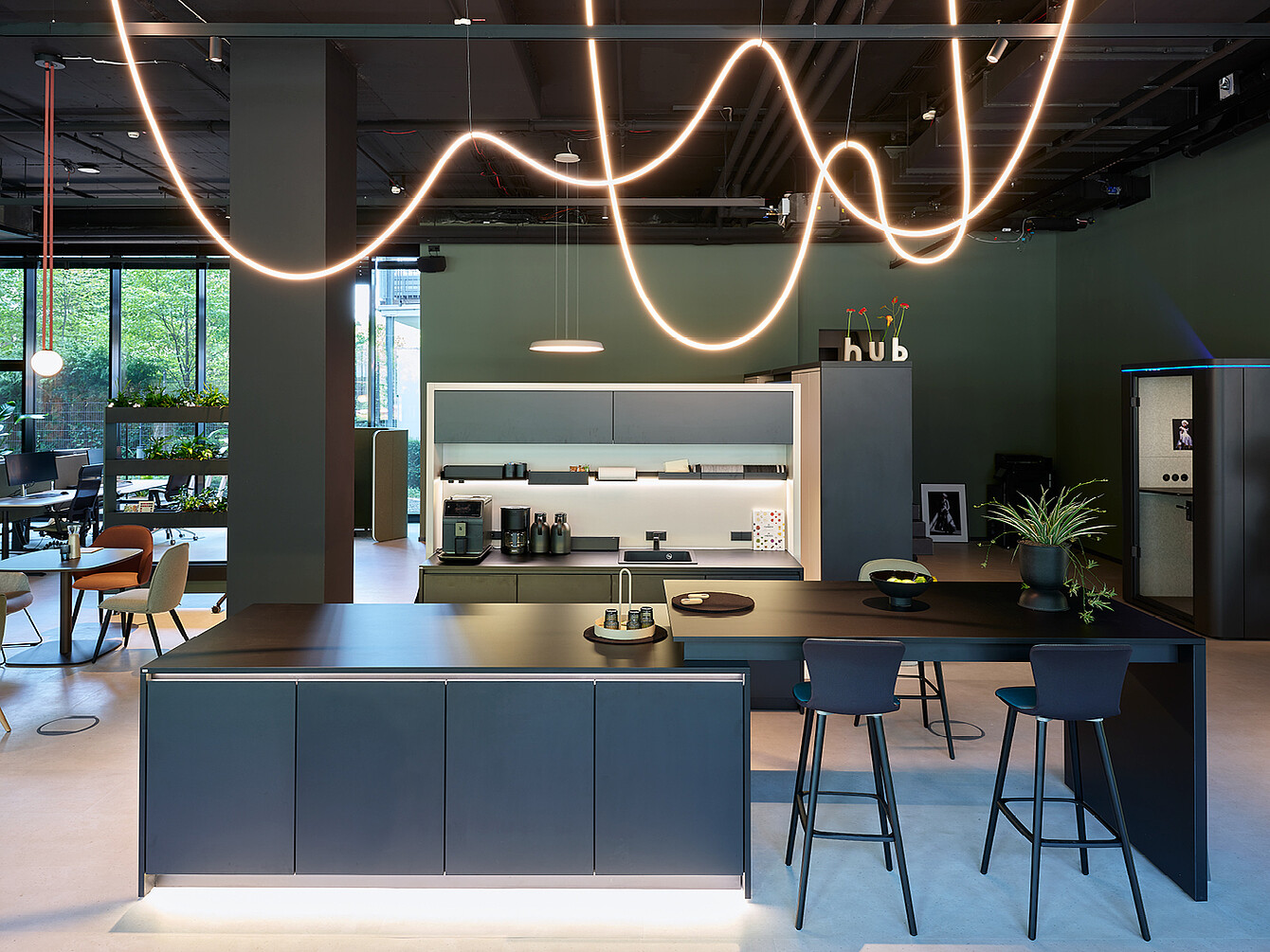 Sedus se:cafe bar in dark colours
