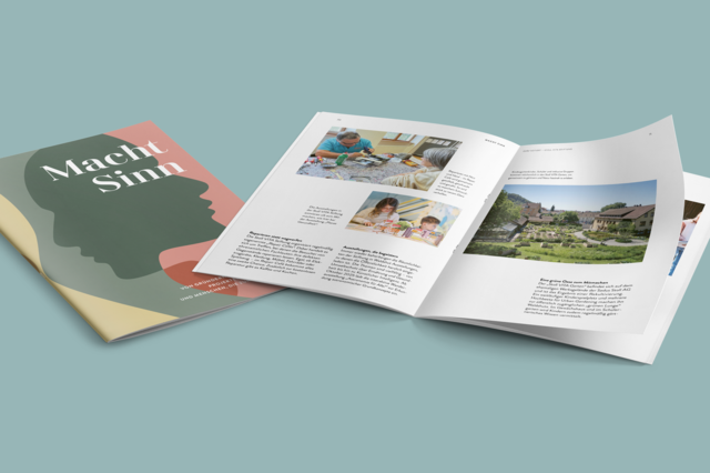 Geöffnetes Booklet mit Fotos von Menschen bei kreativen Aktivitäten und einem Garten, Titel 'Macht Sinn' auf dem Cover