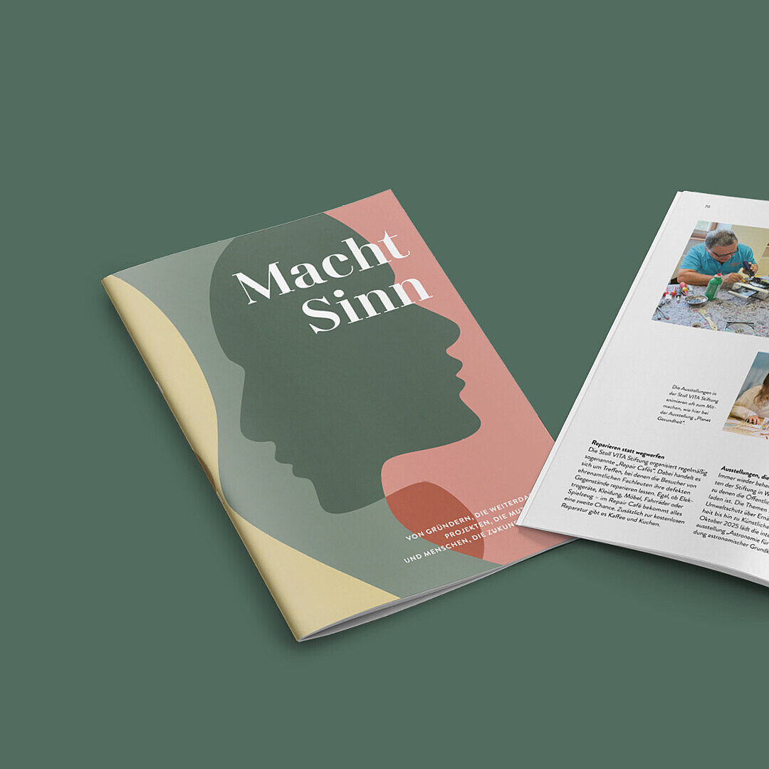 Aufgeschlagene Broschüre mit Titel 'Macht Sinn' und Silhouette eines Gesichts auf der Vorderseite, Innenseiten zeigen Fotos von Menschen bei Aktivitäten und eine Gartenanlage mit Text.