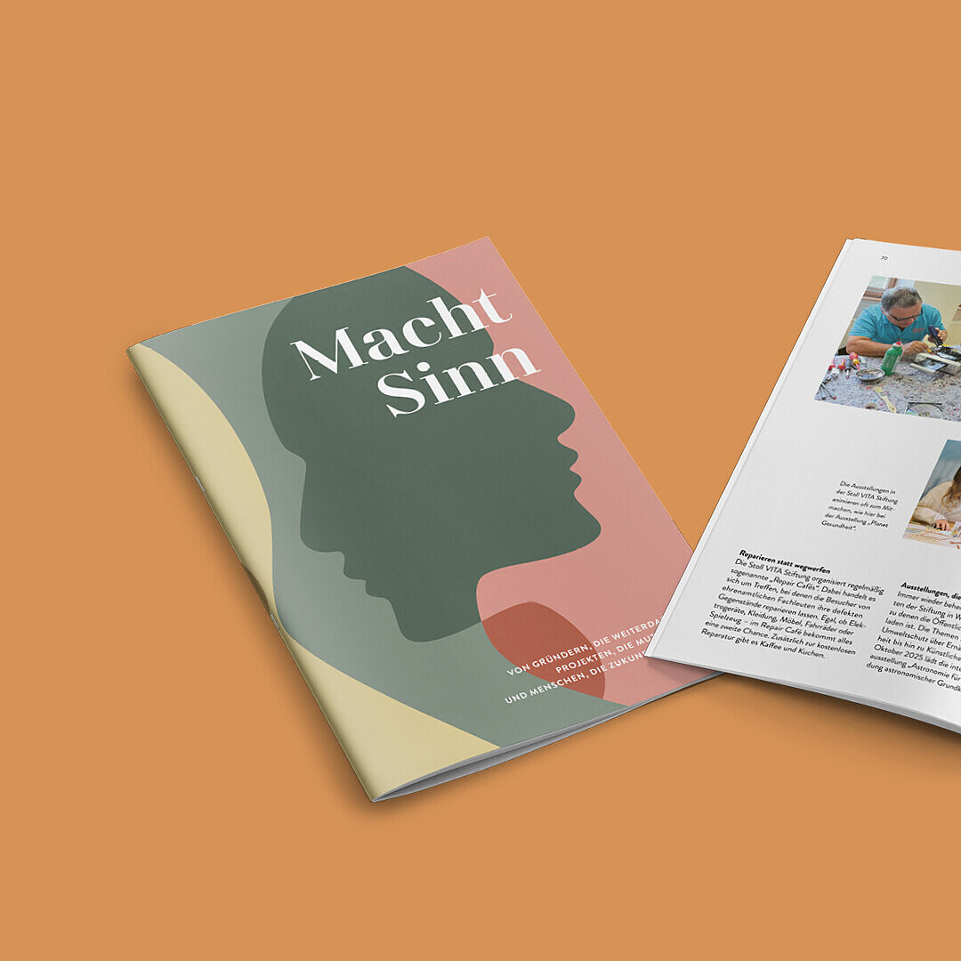 Aufgeschlagenes Magazin mit Titel 'Macht Sinn' und Silhouette eines Gesichts auf dem Cover, Innenseiten zeigen Fotos von Menschen bei Aktivitäten und eine Gartenanlage.