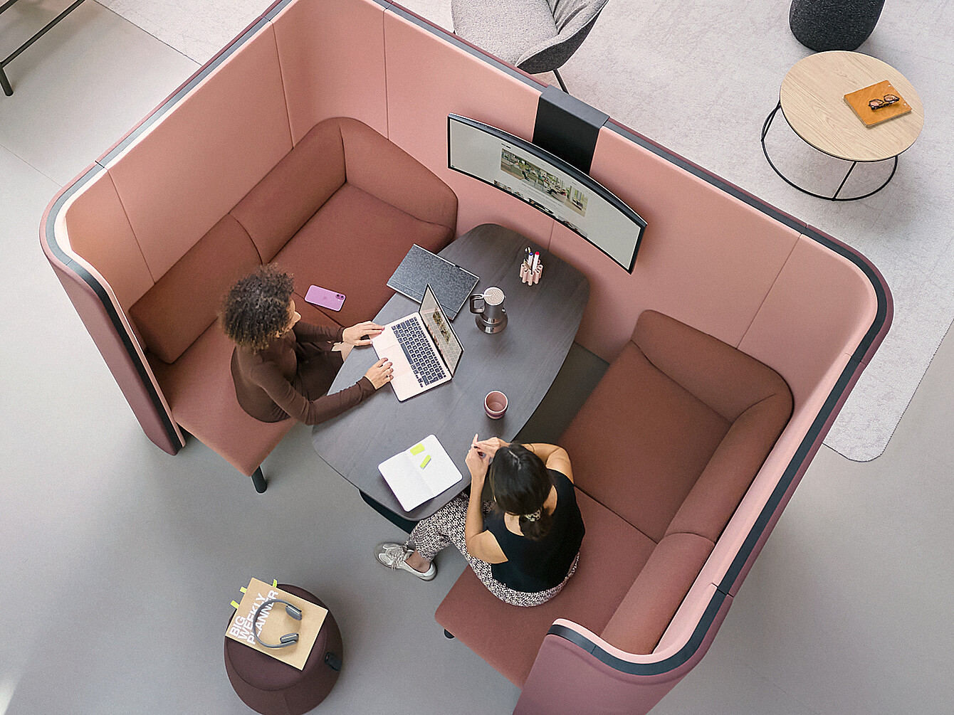 Two women are sitting in the Sedus se:hive