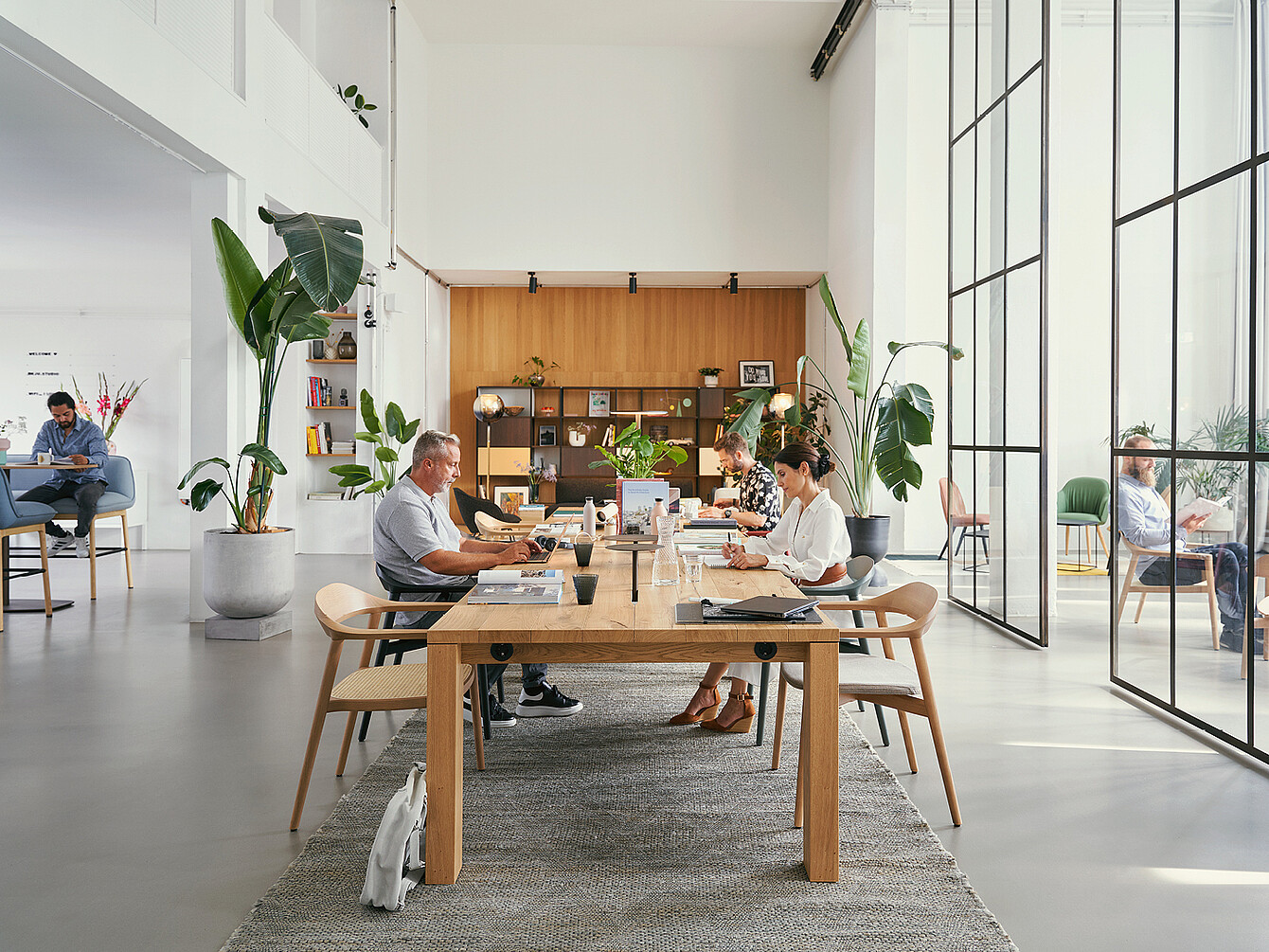 der team table in einem modernen Bürosetting