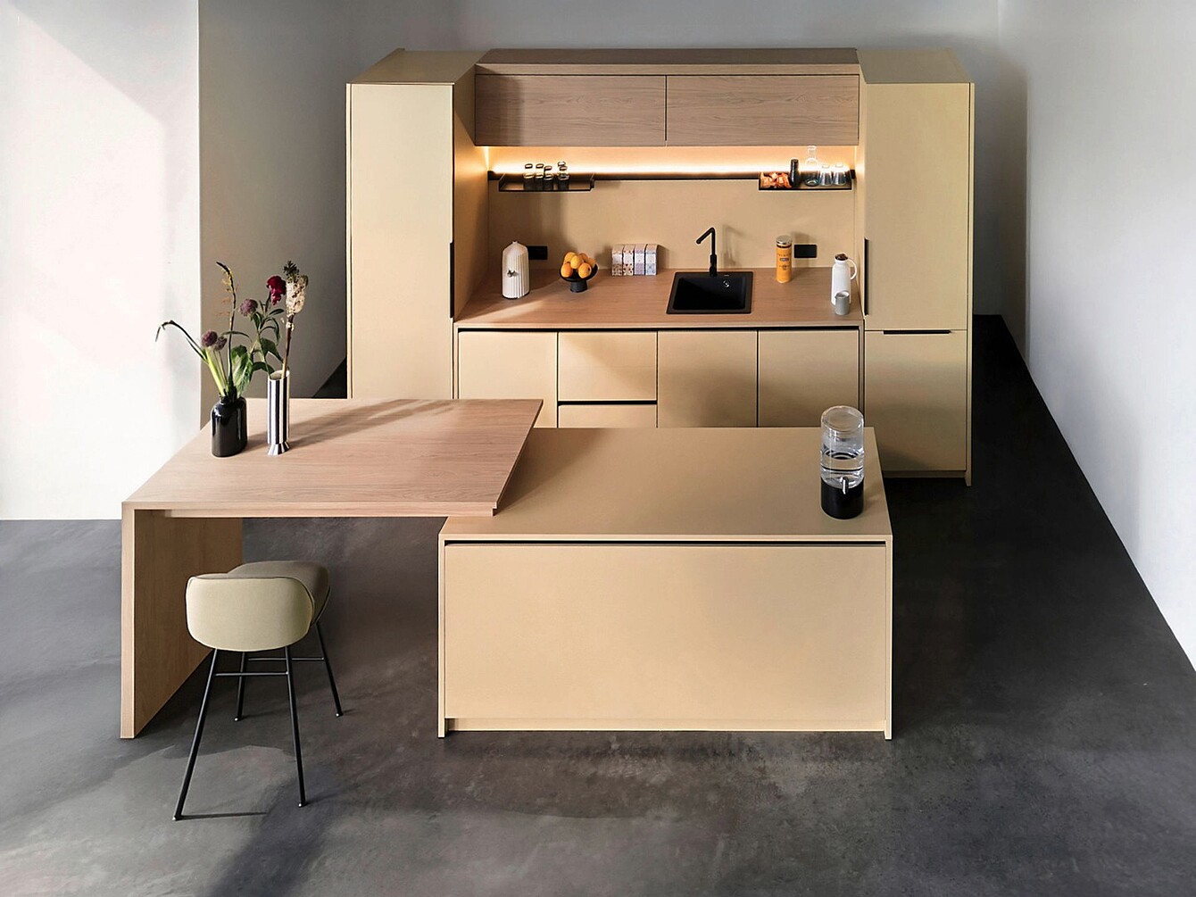 Moderne se:café bar mit Hochschränken, Arbeitsfläche, Spüle, integriertem Wasserhahn und Sitzbereich mit Hocker
