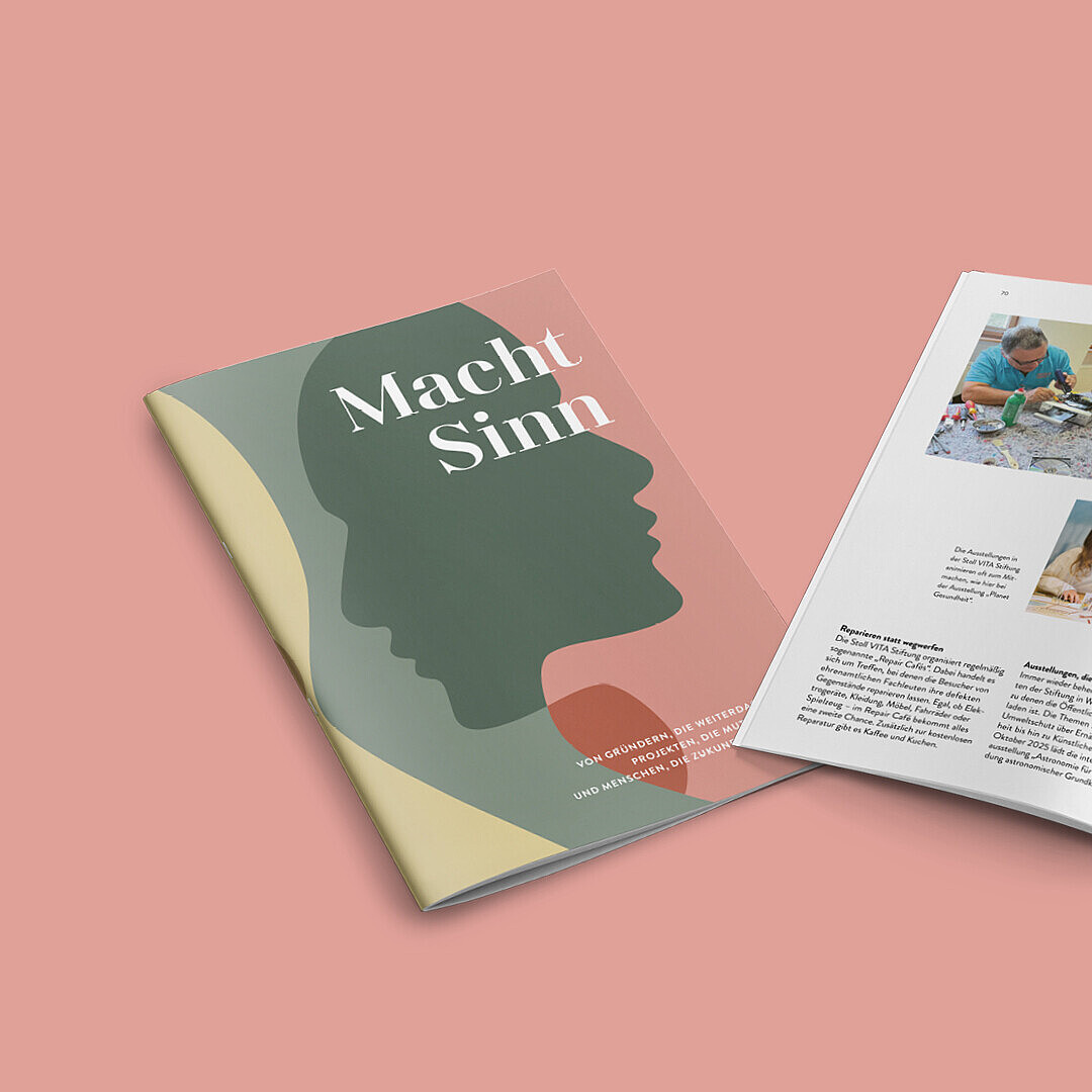 Das Stiftungsbooklet mit dem Titel 'Macht Sinn' zeigt eine geöffnete Broschüre mit Bildern von Kindern bei Aktivitäten und einer Landschaftsaufnahme. Auf der linken Seite ist eine Silhouette in sanften Farben.
