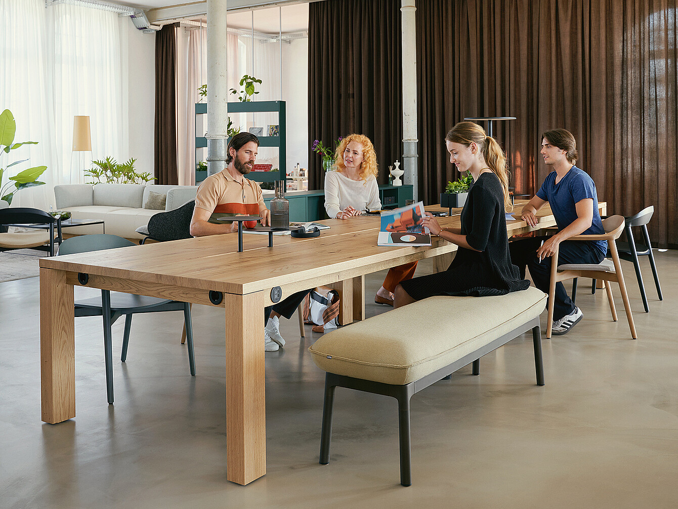 Several people sit relaxed at the se:cafe team table