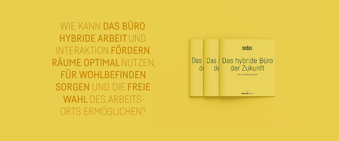 Grafik zum Thema 'Das hybride Büro der Zukunft': Vor einem leuchtend gelben Hintergrund wird die Frage 'Wie kann das Büro hybride Arbeit und Interaktion fördern, Räume optimal nutzen, für Wohlbefinden sorgen und die freie Wahl des Arbeitsorts ermöglichen?' gestellt. Rechts davon ist ein Mockup des Sedus-Magazins 'Das hybride Büro der Zukunft – Eine neue Arbeitslandschaft' zu sehen, das mit drei aufgeschlagenen Ausgaben fächerartig präsentiert wird. Die Grafik thematisiert Flexibilität, Work-Life-Blend und nachhaltige Arbeitslandschaften im Kontext moderner Arbeitswelten.
