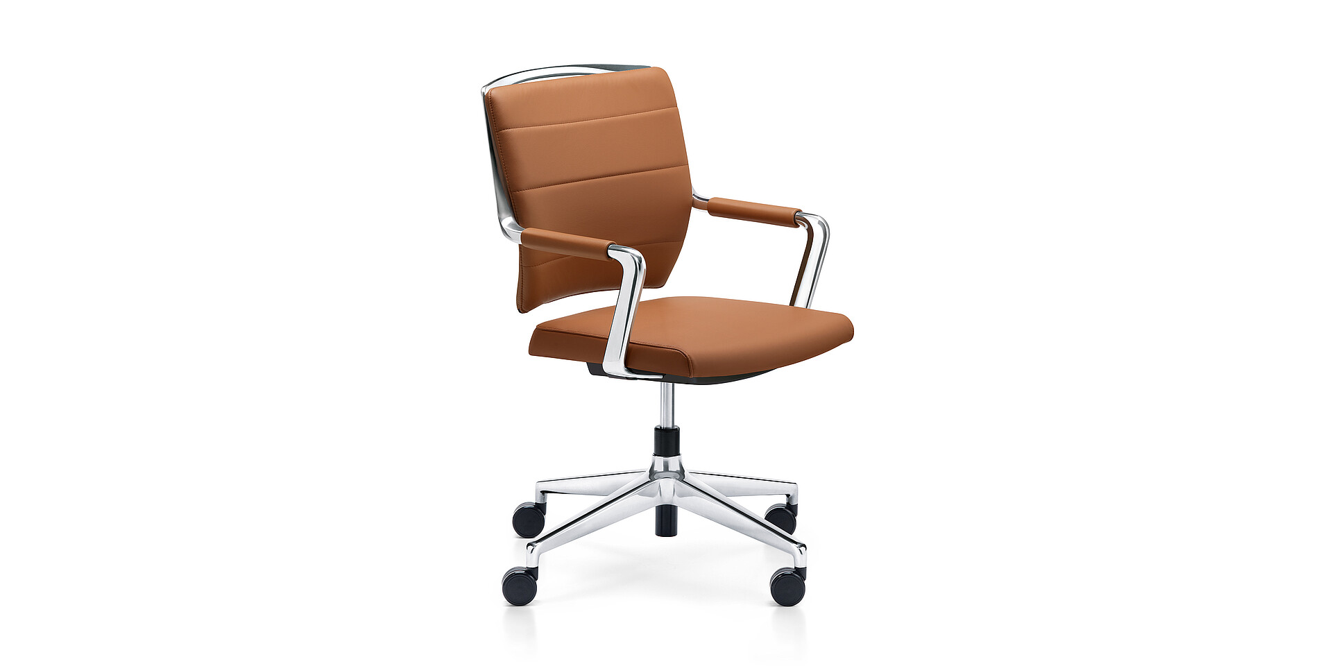 Silla de oficina Sedus Crossline Prime con asiento y respaldo de piel marrón, reposabrazos cromados y base con ruedas