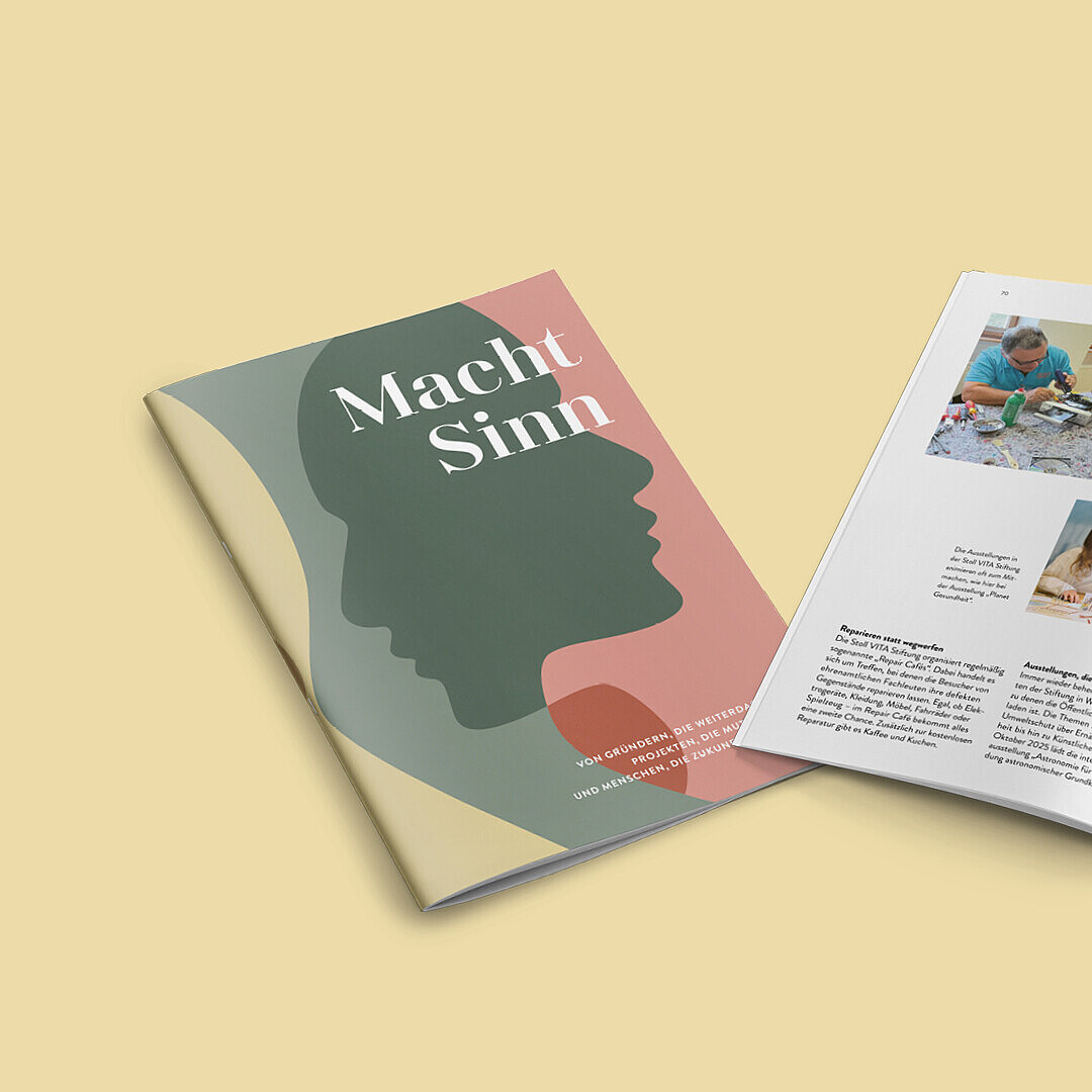 Aufgeschlagenes Magazin mit dem Titel 'Macht Sinn' auf dem Cover, das eine stilisierte Silhouette eines Gesichts zeigt. Innenseiten mit Fotos von Menschen bei handwerklichen Tätigkeiten und einer Gartenanlage sowie begleitendem Text.