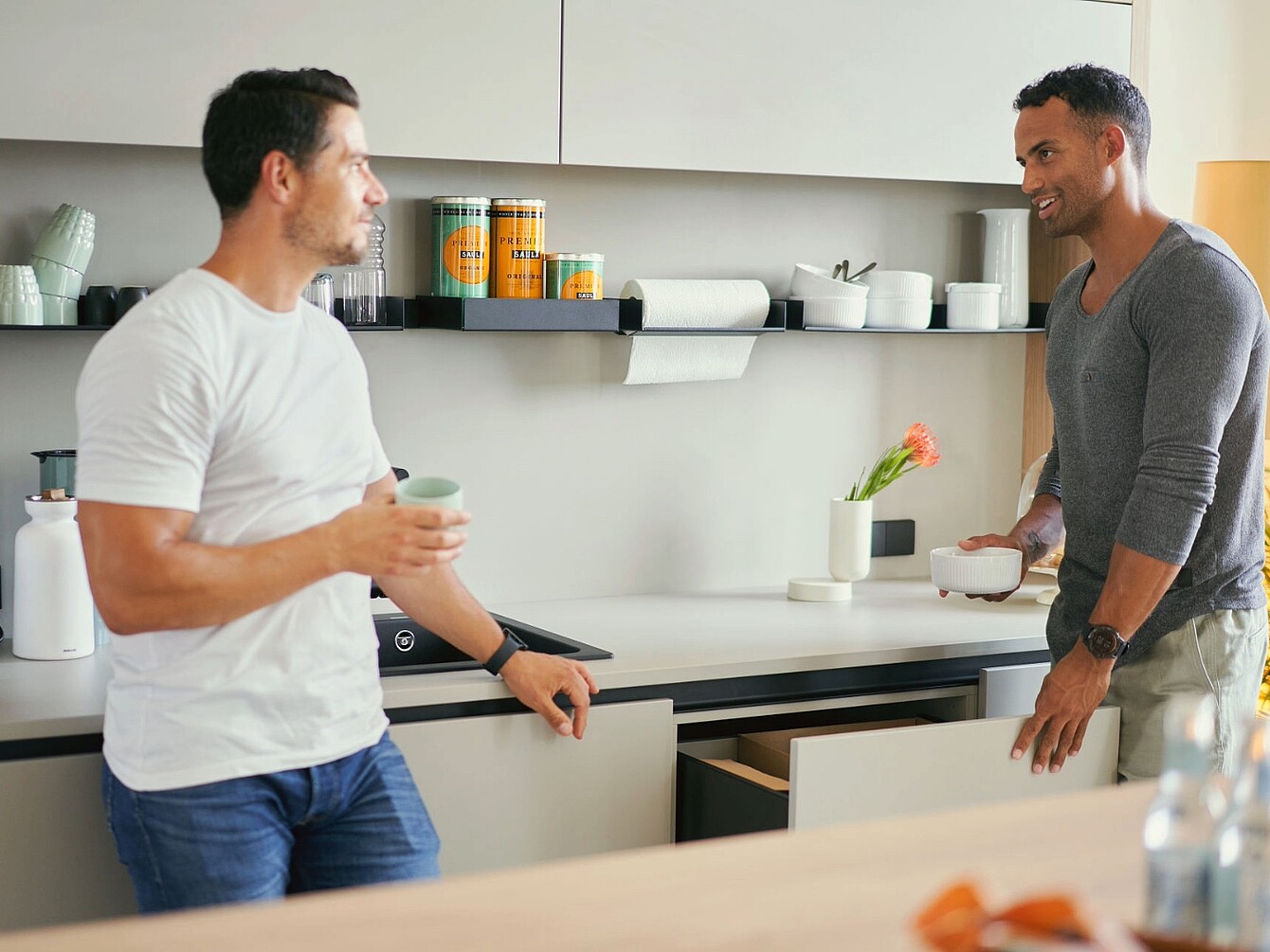 Two men are standing at the se:cafe bar