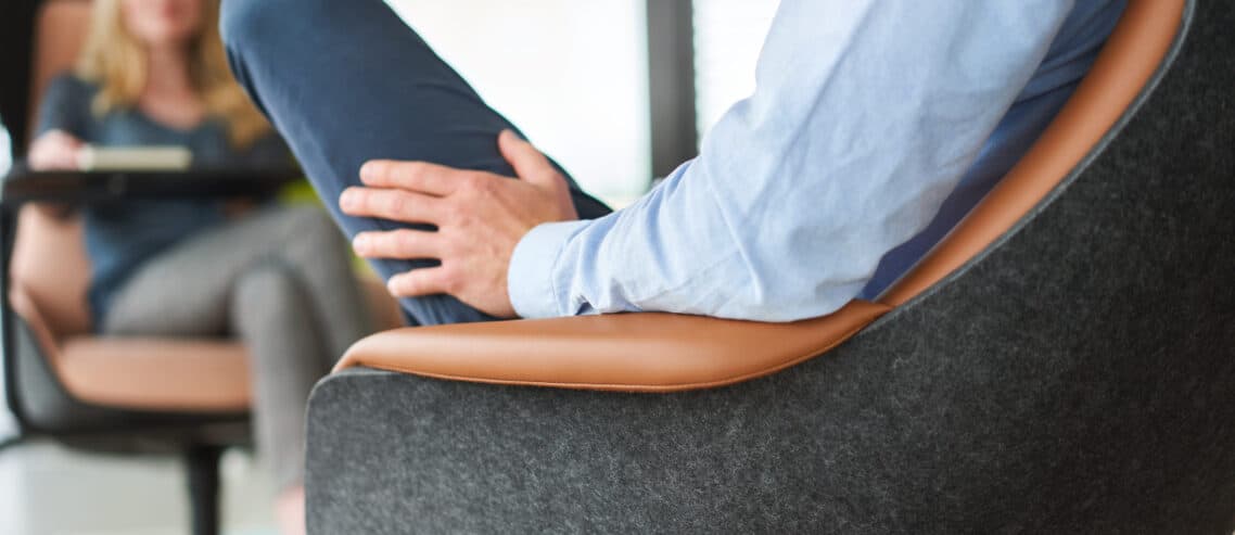 Schneidersitz am Arbeitsplatz? Kleiner Exkurs zur alternativen Sitzhaltung
