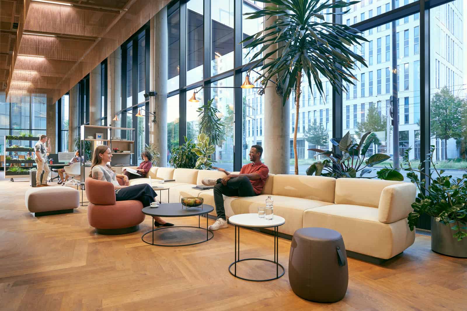 Hybride Konfigurationen: Räume und Ausstattungen im modernen Büro