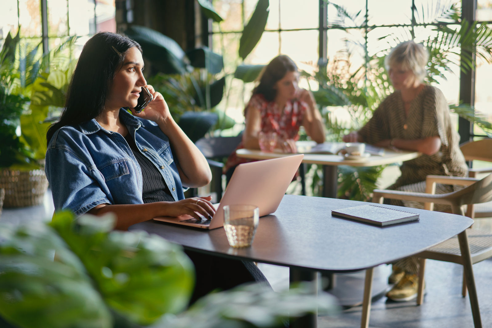 Von Kaffeehäusern zu Büro-Cafés: Kaffee und Arbeit im Wandel der Zeit