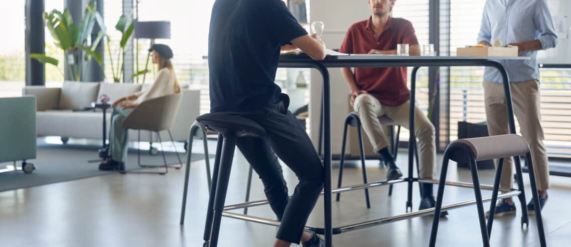 7 consigli per una corretta postura seduta sullo sgabello ergonomico